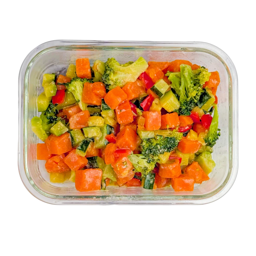 Box mit gedünsteten Süßkartoffeln und Gemüse