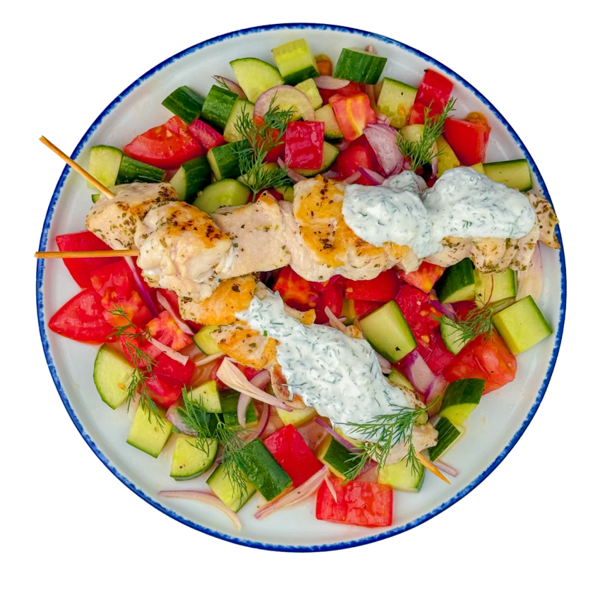 Hähnchenspieße mit Tzatziki und Gurken-Tomaten-Salat
