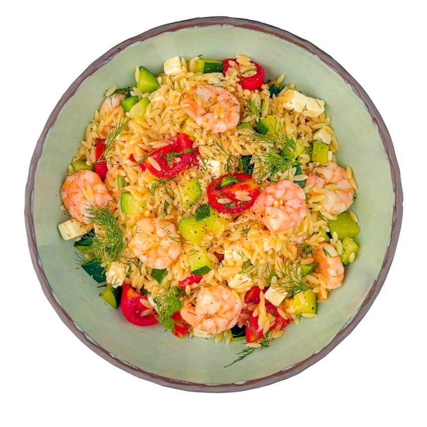 Orzo-Salat mit Garnelen, Zucchini, Tomaten und Feta