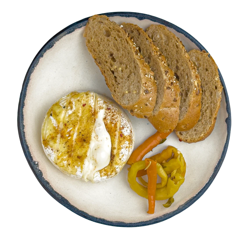 Camembert  mit eingelegtem Gemüse und Brot