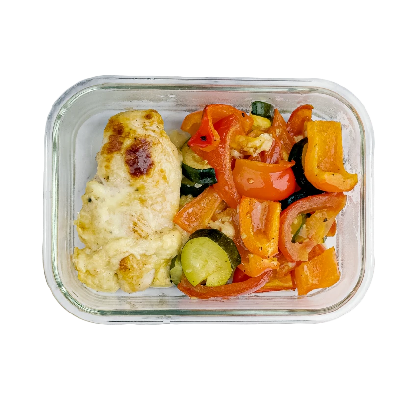 Lunchbox mit überbackenem Hähnchenfleisch