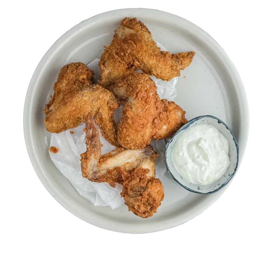 Frittierte Hähnchenflügel mit Knoblauch-Dip