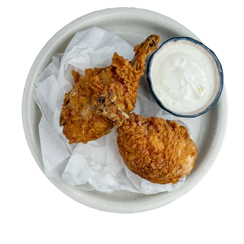 Frittierte Hähnchenschenkel mit Knoblauchdip