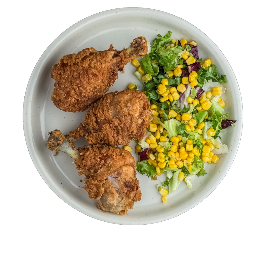 Frittierte Hähnchenkeulen mit Maissalat