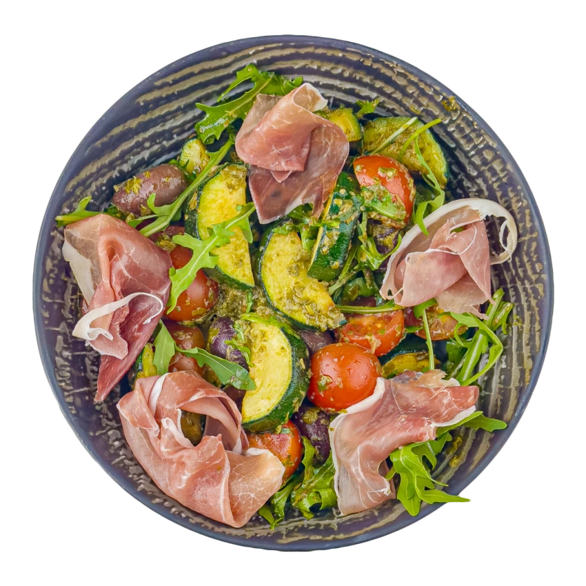 Italienischer Salat mit Prosciutto, Zucchini und Tomaten