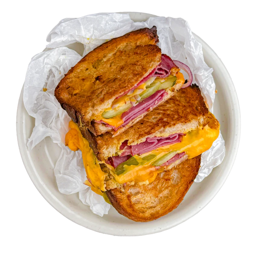 Überbackenes Roastbeef-Sandwich mit Gurke, Senf und Cheddar