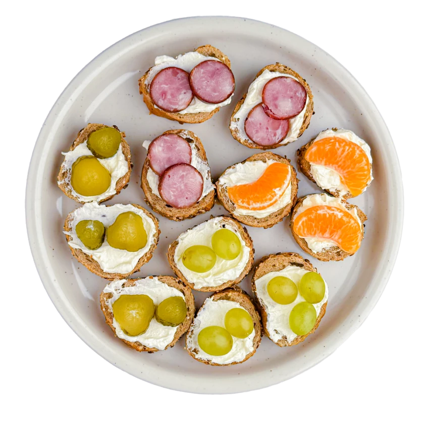 Canapés with Sausage, Grapes and Mandarines