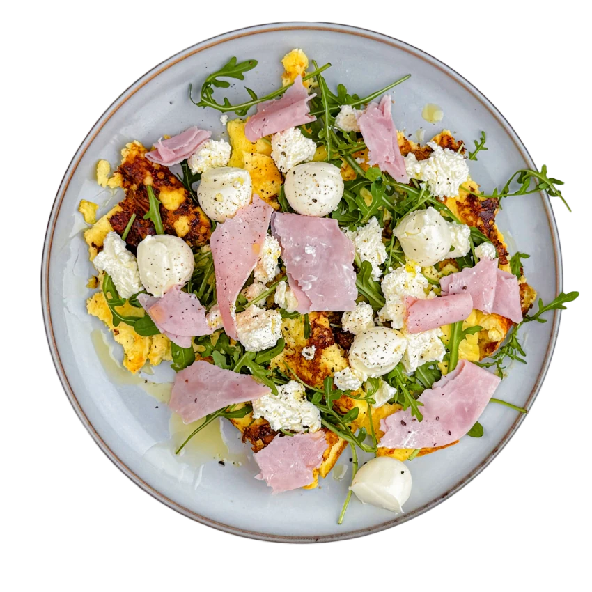 Zerzupfter Cottage-Ei-Pfannkuchen mit Schinken und Mozzarella