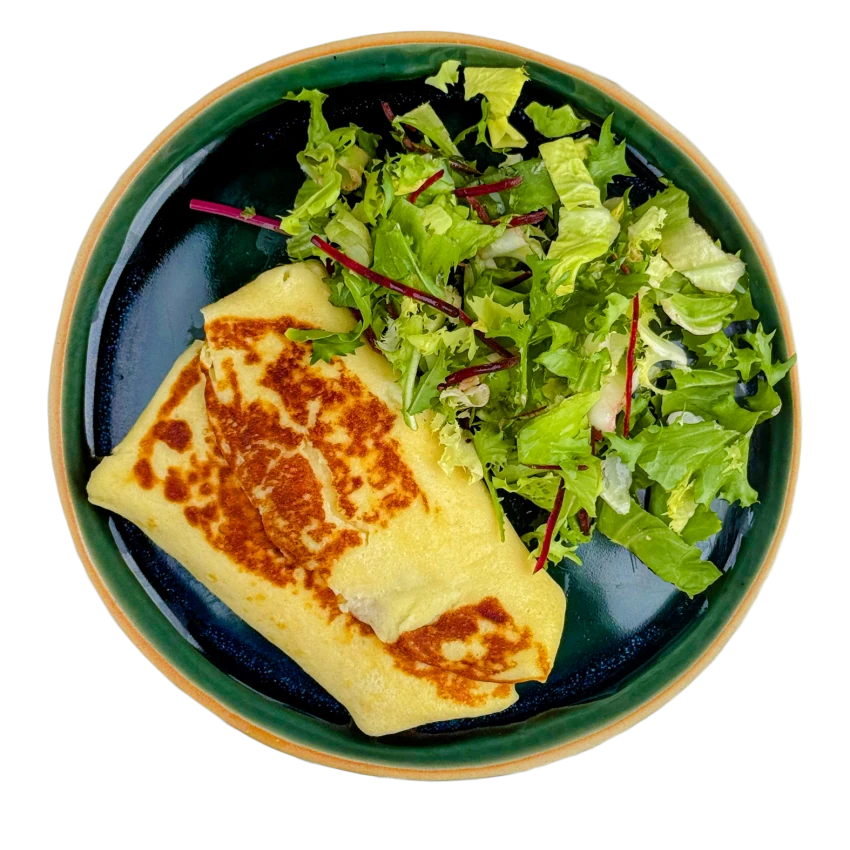 Gefüllte Pfannkuchen mit Blattsalat