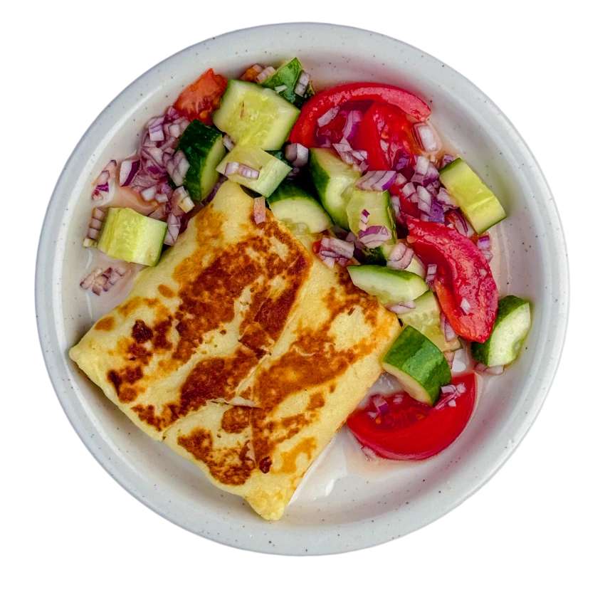 Gefüllte Pfannkuchen mit Gurken-Tomaten-Salat