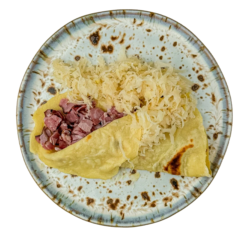 Kartoffelfladen Mit Geräuchertem Fleisch Und Sauerkraut