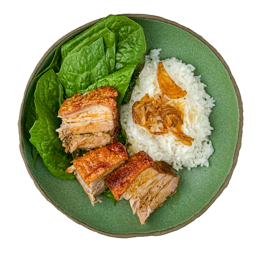 Knuspriger Schweinebauch mit Reis und Salat