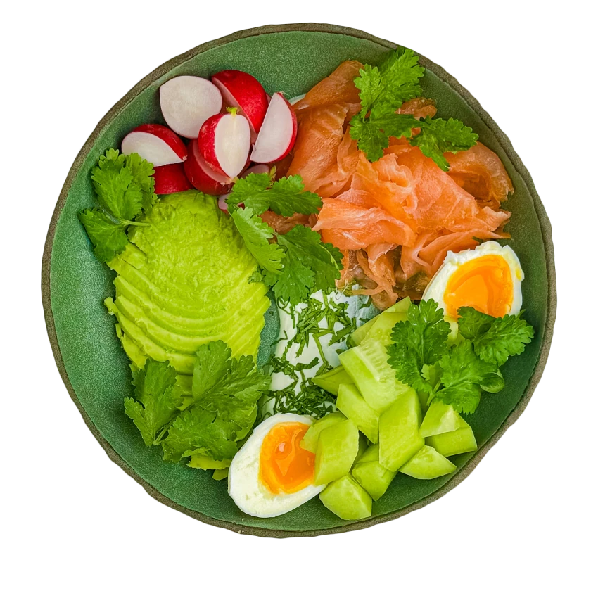 Bowl mit Lachs, Avocado und frischem Gemüse