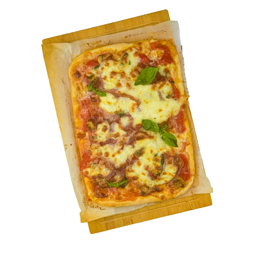 Hausgemachte Pizza mit Prosciutto und Champignons