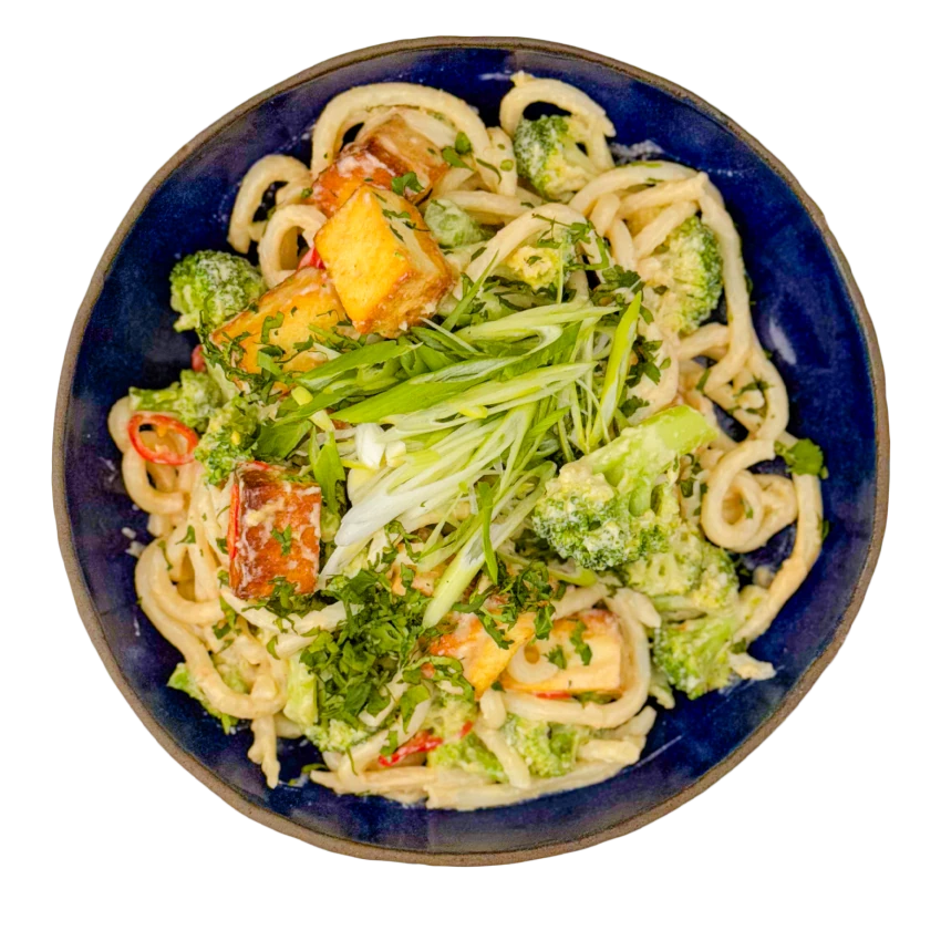 Sezamové Udon nudle s brokolicí a uzeným tofu