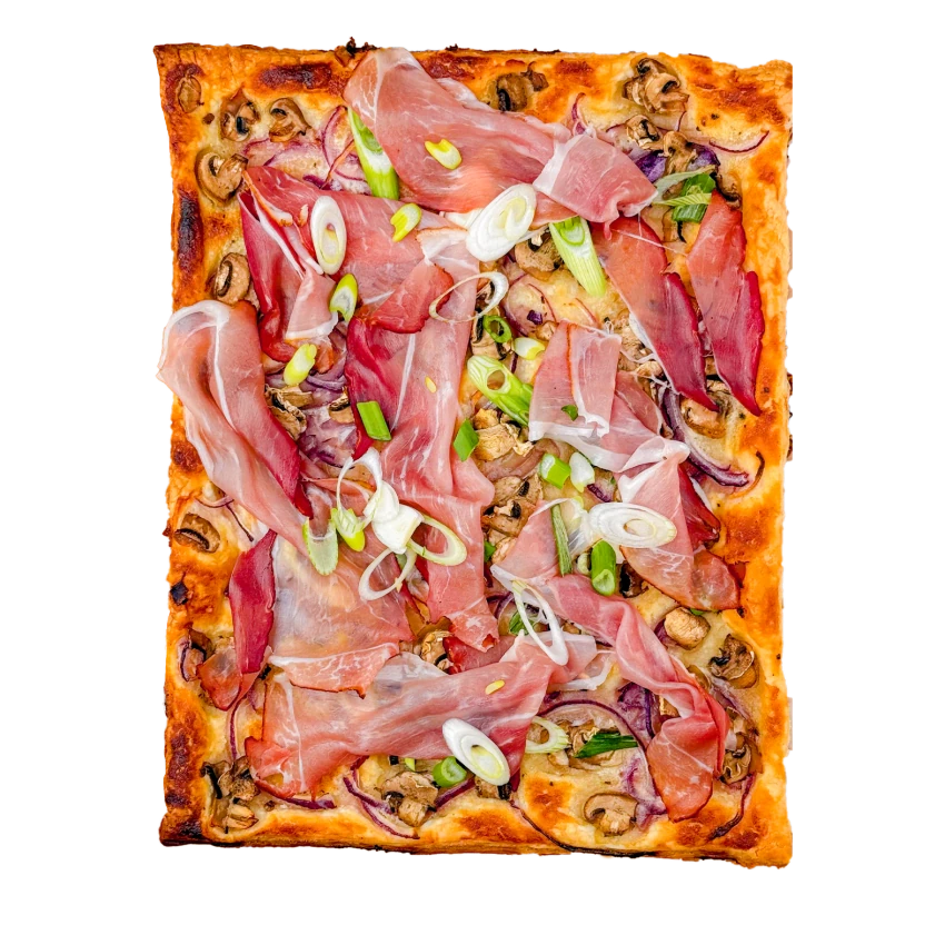 Pizza aus Blätterteig mit Schinken und Crème fraîche